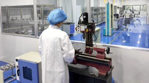Precisão da liga de alumínio que faz à máquina produtos do CNC para bandejas da bateria do veículo elétrico com bom serviço